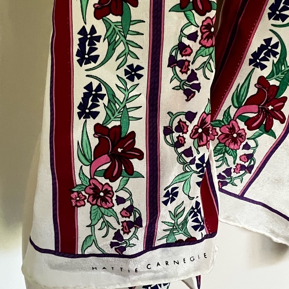 Gorgeous Vintage Hattie Carnegie Oblong White Green Purple and Burgundy Scarf - Picture 6 of 10